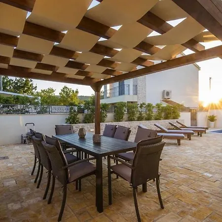 Modern, Stone Castello Coza Ii With Pool 维耶拉克
